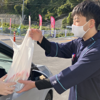 スタッフが車まで